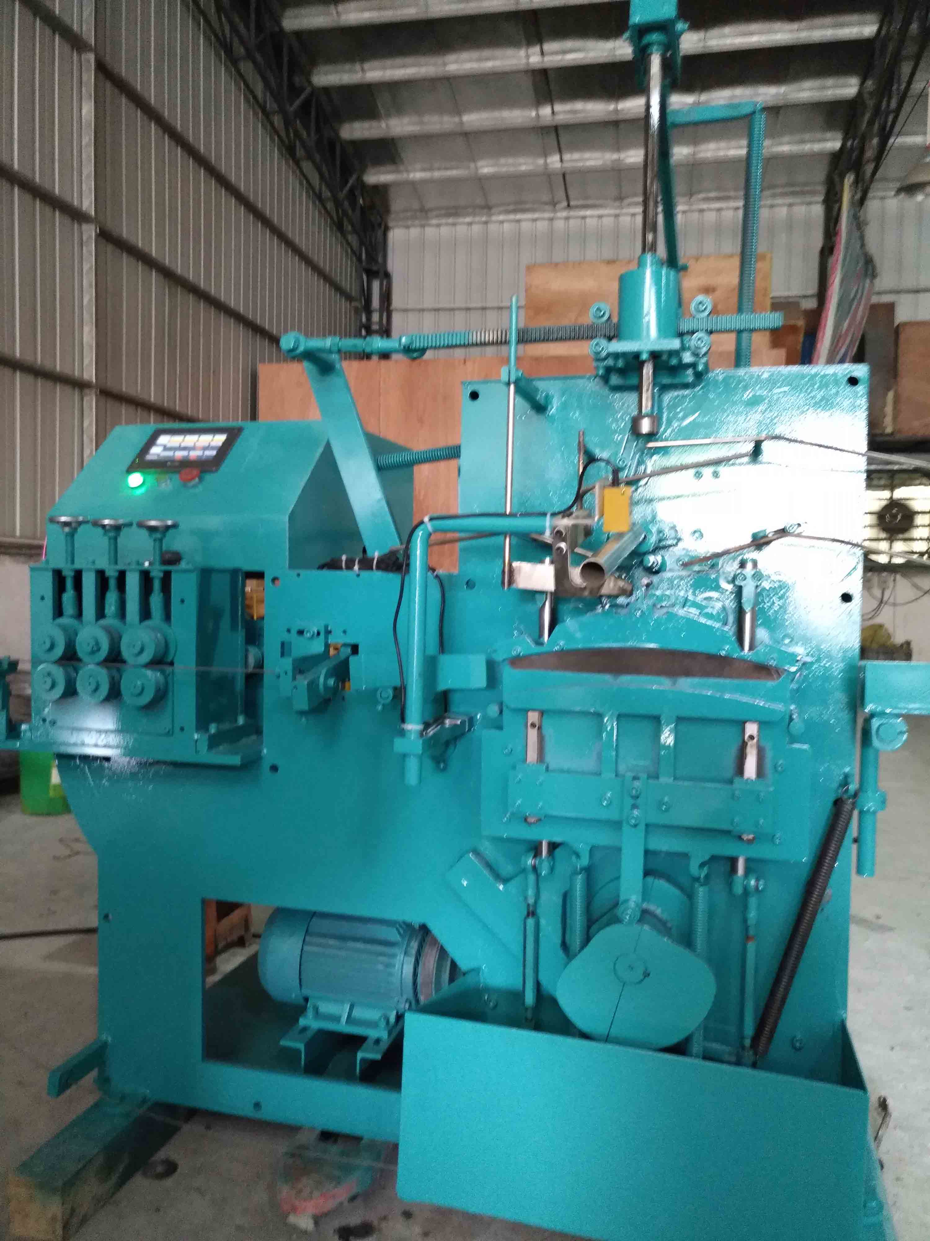         高速浸朔扭花衣架成型機(jī)        